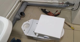 Установка напольного унитаза в дзержинском: монтаж под ключ от СантехДомДзж от 5160 рублей.
